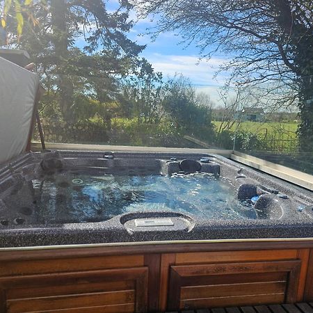 Contemporary Dublin Suite With Hot Tub Lispapple Cross Roads Exterior photo