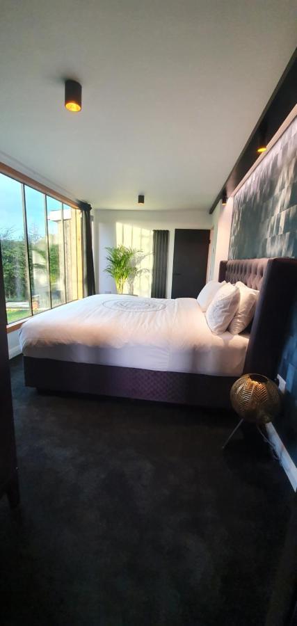 Contemporary Dublin Suite With Hot Tub Lispapple Cross Roads Exterior photo