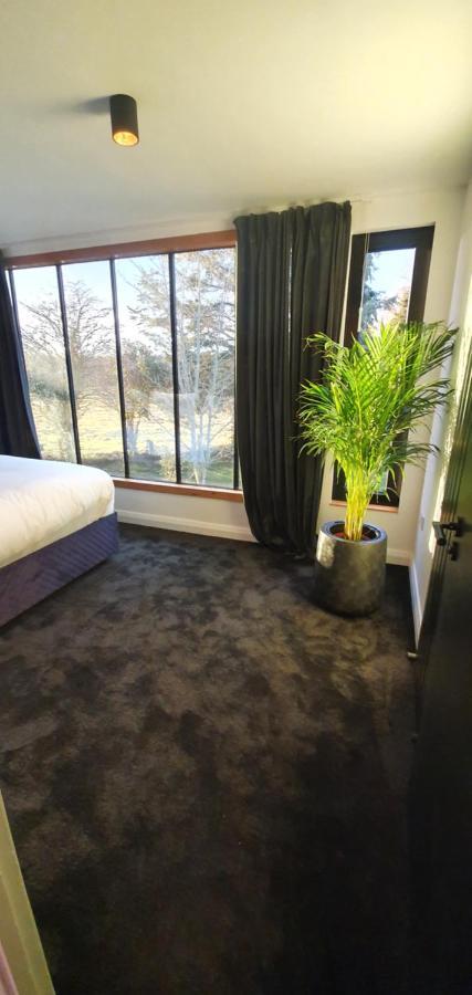 Contemporary Dublin Suite With Hot Tub Lispapple Cross Roads Exterior photo