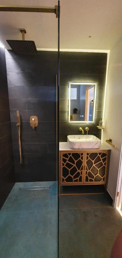 Contemporary Dublin Suite With Hot Tub Lispapple Cross Roads Exterior photo