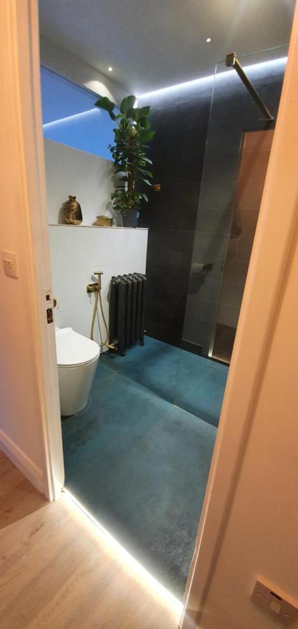 Contemporary Dublin Suite With Hot Tub Lispapple Cross Roads Exterior photo