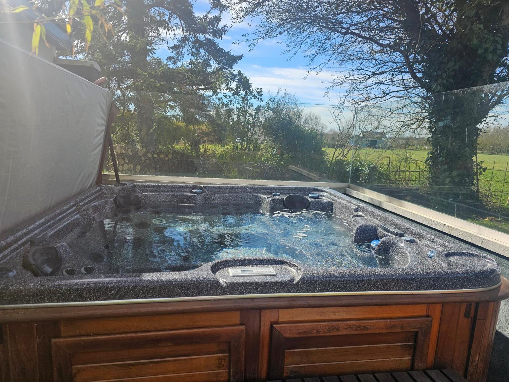 Contemporary Dublin Suite With Hot Tub Lispapple Cross Roads Exterior photo