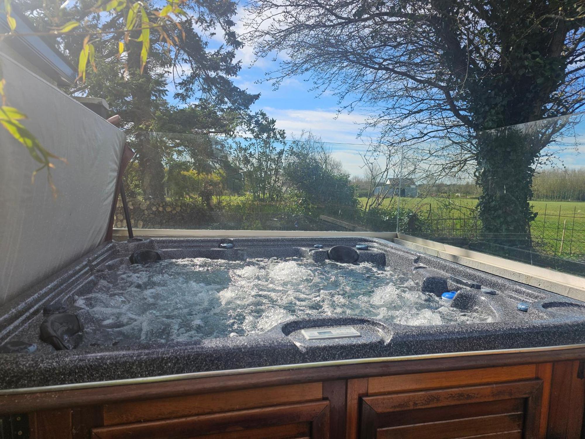 Contemporary Dublin Suite With Hot Tub Lispapple Cross Roads Exterior photo
